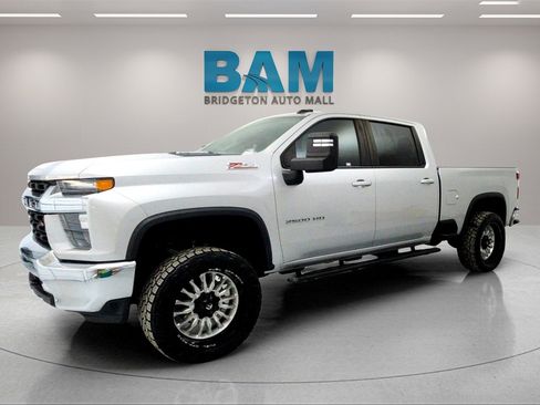 Used 2022 Chevrolet Silverado 2500 LT w/ Convenience Package image 3