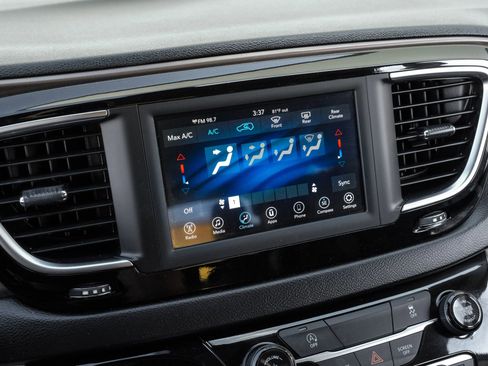 Used 2020 Chrysler Voyager Lxi image 32