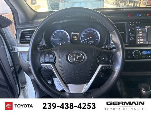 Used 2019 Toyota Highlander XLE FWD image 21