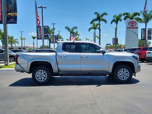 Used 2024 Toyota Tacoma SR5 AWD/4WD image 12