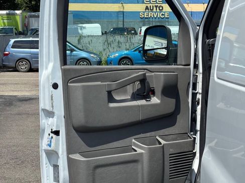 Used 2017 Chevrolet Express 2500 RWD image 9