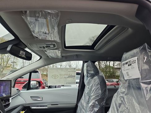 New 2026 Toyota Sienna XLE FWD image 9