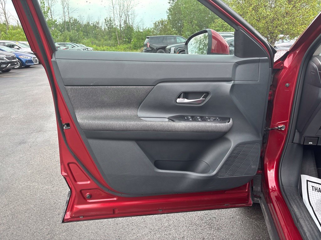 Used 2025 Nissan Kicks SV AWD/4WD image 15