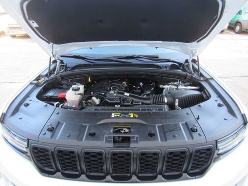 Used 2025 Jeep Grand Cherokee Altitude image 52