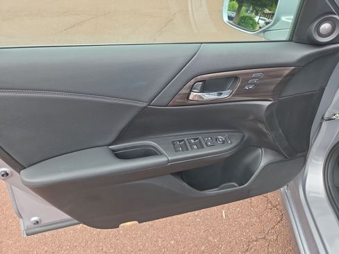 Used 2017 Honda Accord Touring image 14