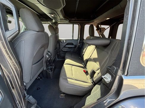 Used 2018 Jeep Wrangler Unlimited Sahara image 29