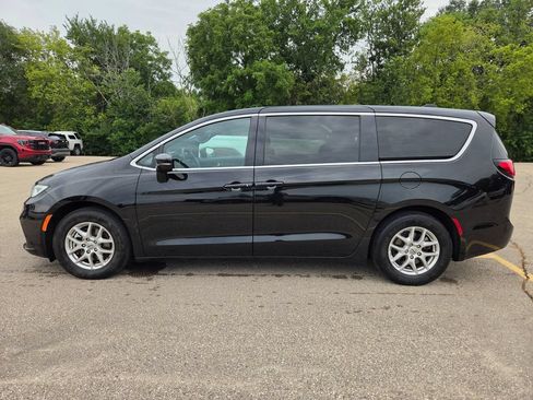 Used 2025 Chrysler Pacifica Select FWD image 11