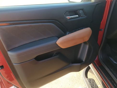 Used 2025 GMC Canyon AT4 w/ Technology Plus Package image 30