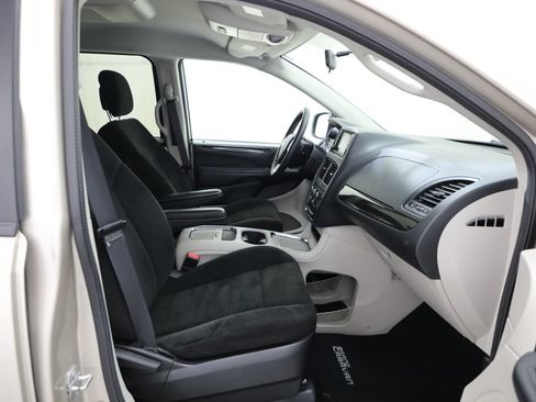 Used 2016 Dodge Grand Caravan SXT w/ Rear Park Assist Package FWD image 11