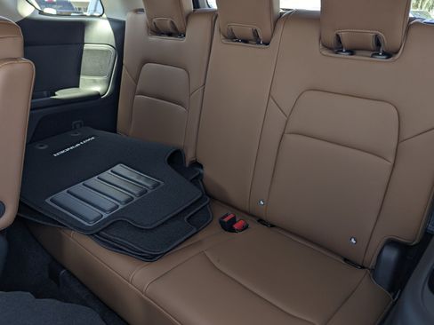 New 2026 Nissan Pathfinder Platinum FWD image 9