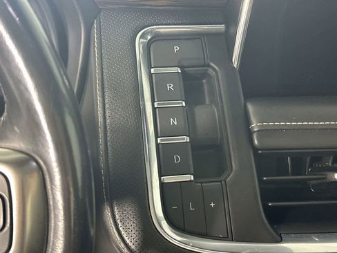 Used 2022 Chevrolet Suburban Premier w/ Premium Package RWD image 32