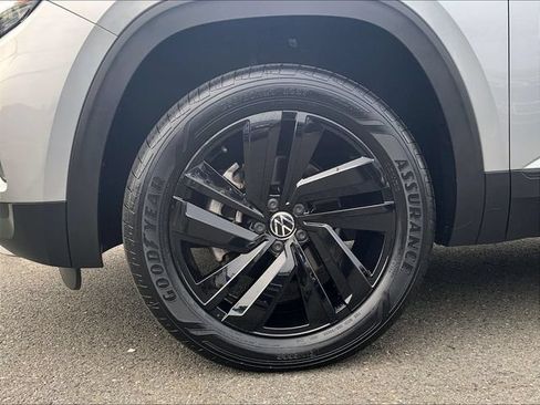 Certified 2023 Volkswagen Atlas Cross Sport SE w/ Panoramic Sunroof Package FWD image 9