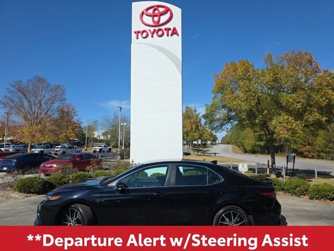 Used 2023 Toyota Camry SE image 4