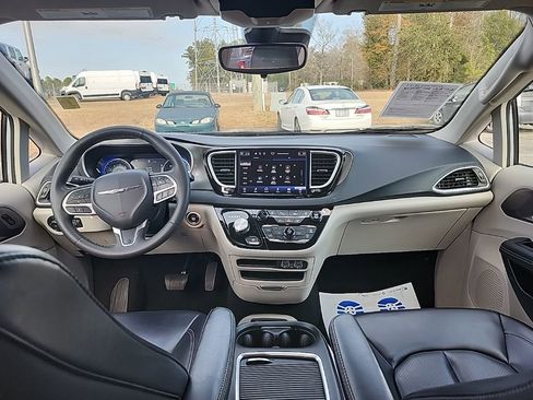 Certified 2023 Chrysler Pacifica Touring-L image 3