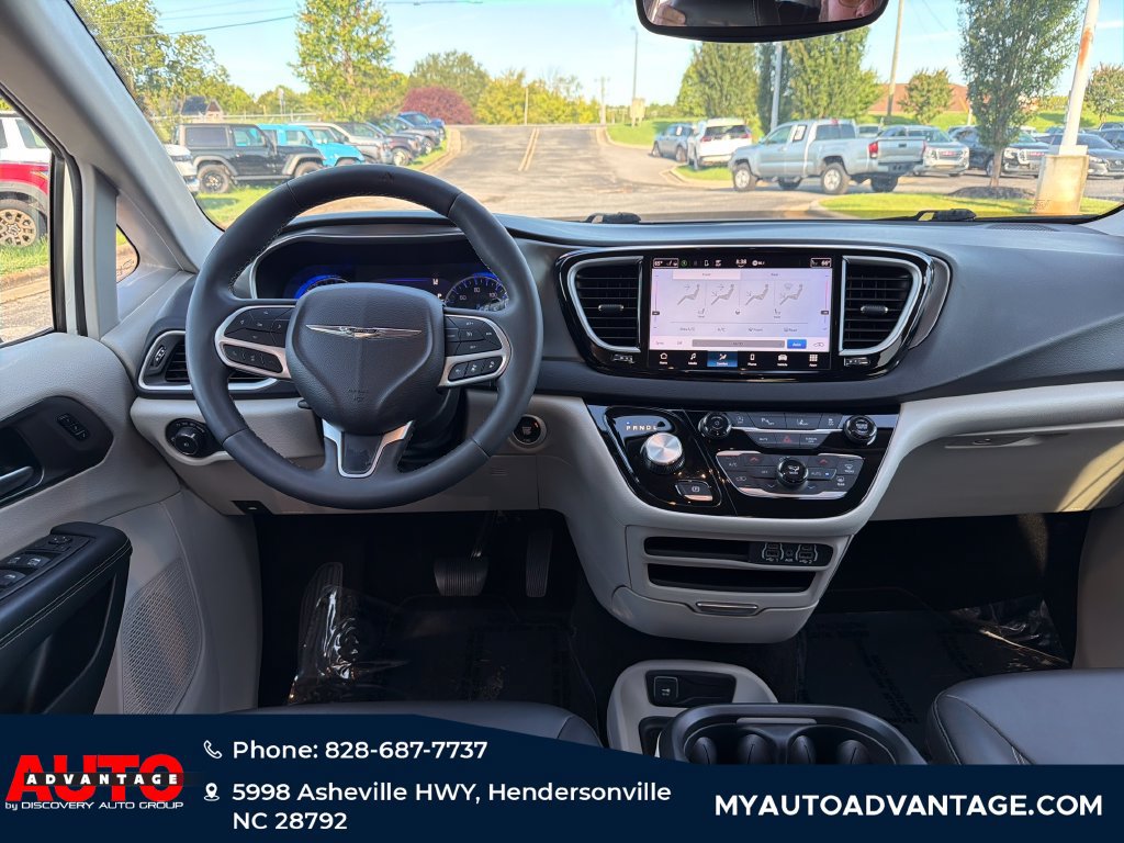 Used 2024 Chrysler Pacifica Touring-L FWD image 30