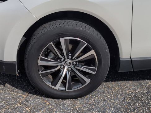 Used 2021 Toyota Venza LE AWD/4WD image 10