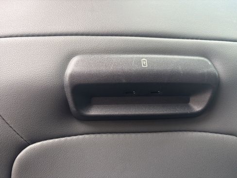 Used 2025 Ford Expedition Active image 33