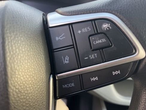 Certified 2023 Toyota Highlander L image 16