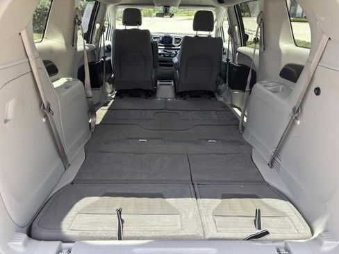 Used 2021 Chrysler Voyager LX image 12