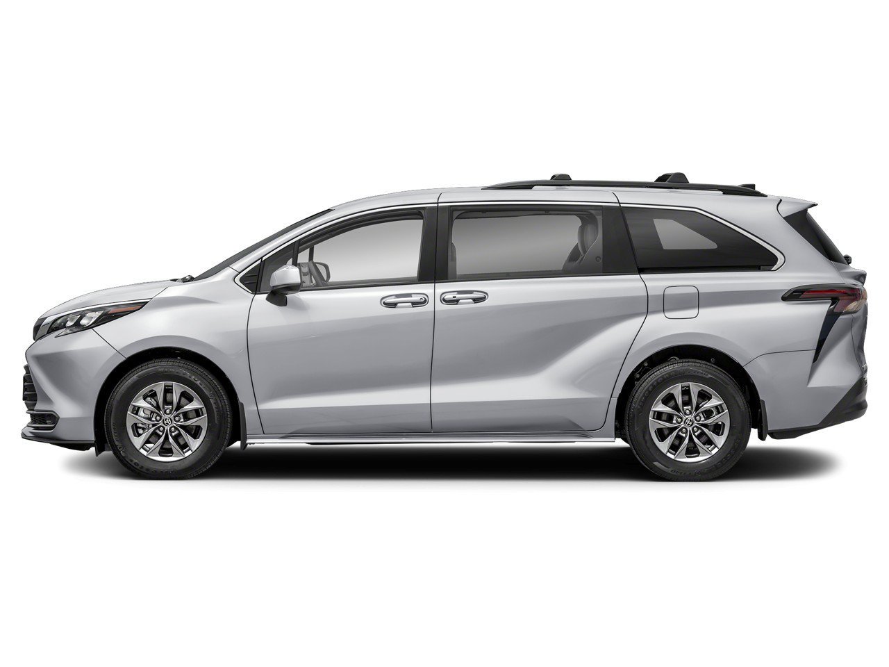 Used 2025 Toyota Sienna LE FWD image 3