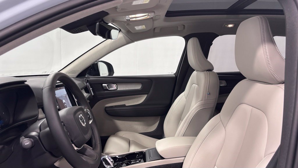 Certified 2026 Volvo XC40 B5 Plus AWD/4WD image 12