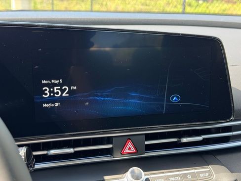 Used 2025 Hyundai Elantra Limited image 32