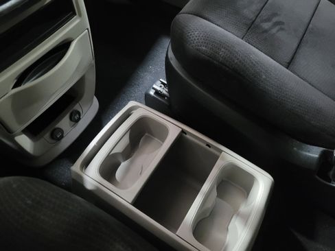 Used 2013 Dodge Grand Caravan SE image 26