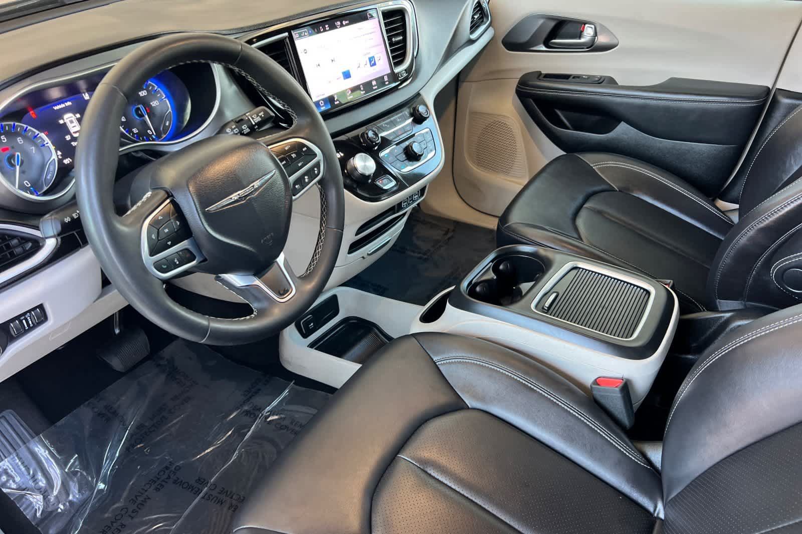 Used 2024 Chrysler Pacifica Touring-L FWD image 11