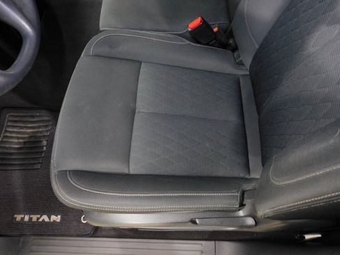 Used 2017 Nissan Titan SV image 37