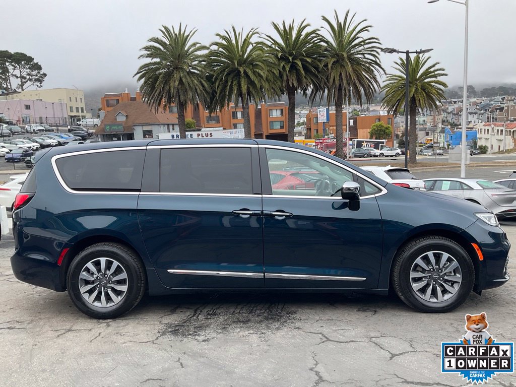 Used 2023 Chrysler Pacifica Limited FWD image 3