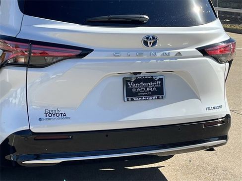 Used 2025 Toyota Sienna Platinum image 6