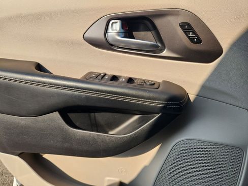 Used 2024 Chrysler Pacifica Touring-L image 23