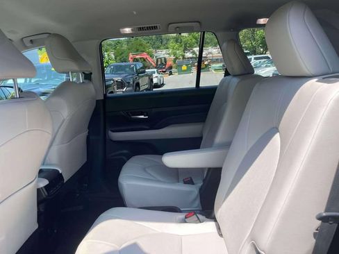 Used 2024 Toyota Grand Highlander AWD image 13