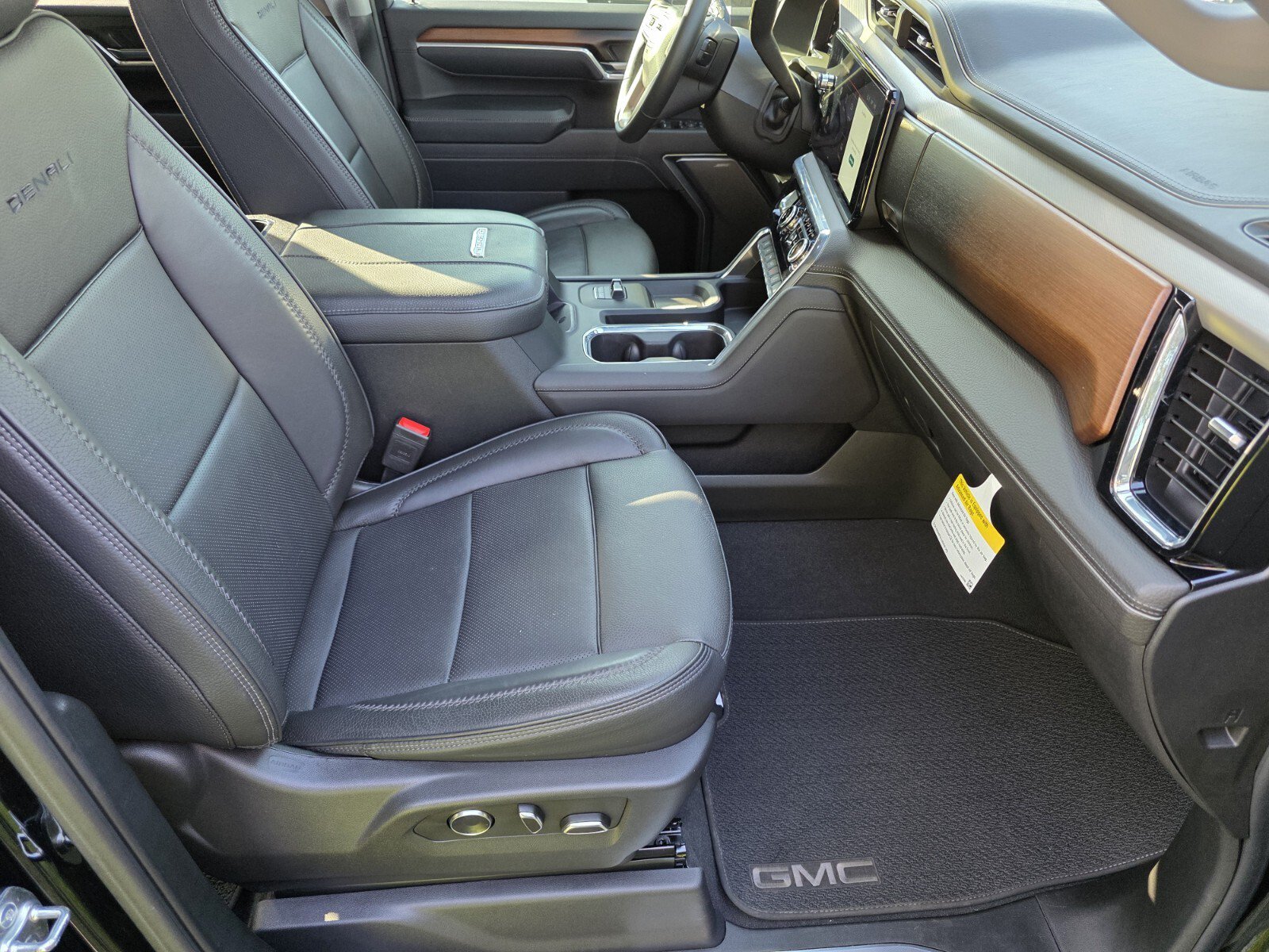 Used 2025 GMC Sierra 2500 Denali w/ Denali Reserve Package AWD/4WD image 3