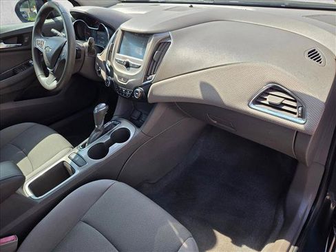 Used 2018 Chevrolet Cruze LT w/ Convenience Package FWD image 20