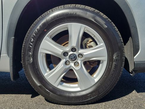 Used 2024 Toyota Highlander LE image 5