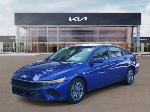 Used 2024 Hyundai Elantra SEL FWD image 3