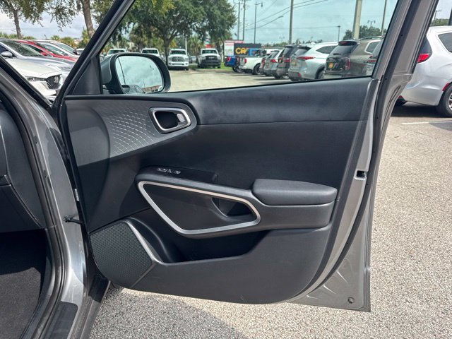 Used 2025 Kia Soul LX w/ LX Technology Package FWD image 13