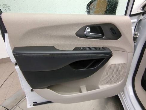 Used 2023 Chrysler Pacifica Touring-L FWD image 24