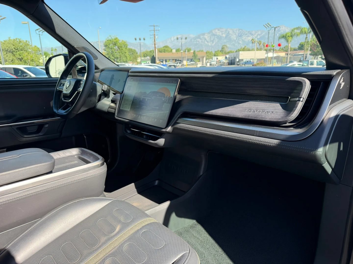 Used 2025 Rivian R1S Adventure Dual AWD/4WD image 39
