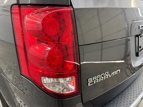 Used 2019 Dodge Grand Caravan SE FWD image 32