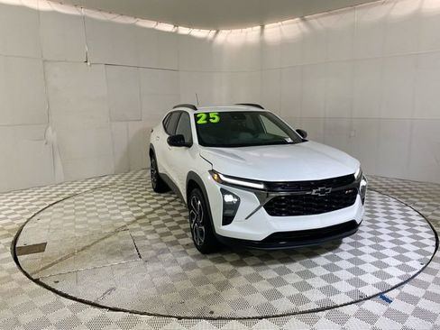 Used 2025 Chevrolet Trax RS FWD image 45