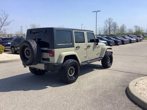 Used 2018 Jeep Wrangler Unlimited Sahara w/ Connectivity Group AWD/4WD image 5