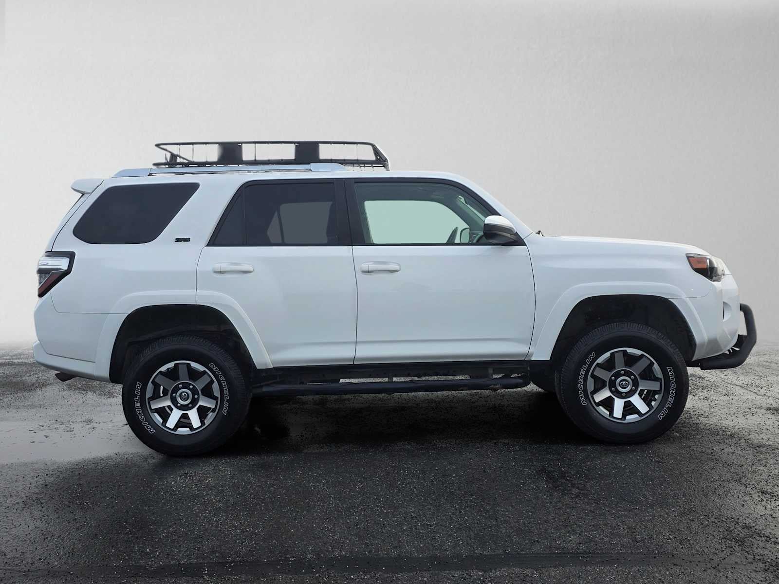 Used 2018 Toyota 4Runner SR5 AWD/4WD image 2