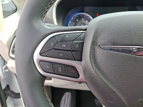Certified 2022 Chrysler Pacifica Touring-L image 17