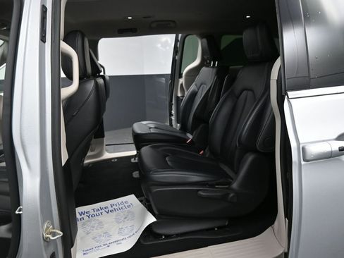 Used 2024 Chrysler Pacifica Limited FWD image 28