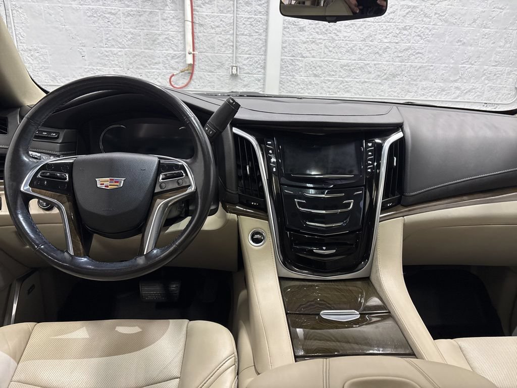 Used 2020 Cadillac Escalade Premium Luxury AWD/4WD image 10
