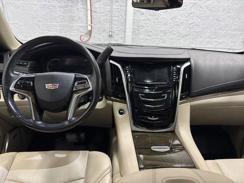 Used 2020 Cadillac Escalade Premium Luxury AWD/4WD image 10