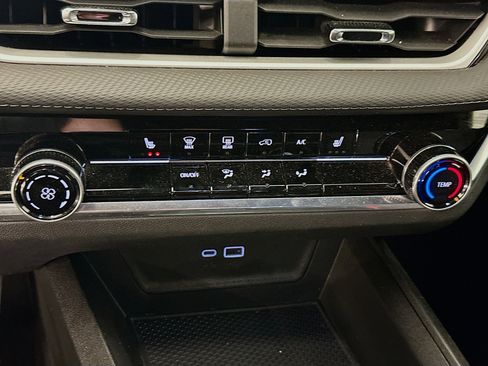 Used 2025 Chevrolet Equinox LT image 23