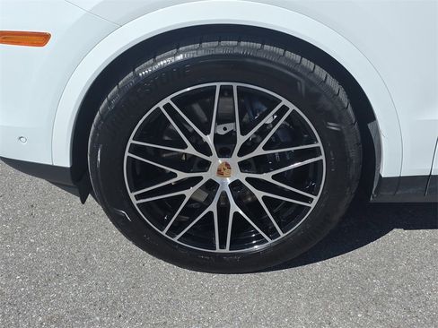 Used 2025 Porsche Cayenne image 12
